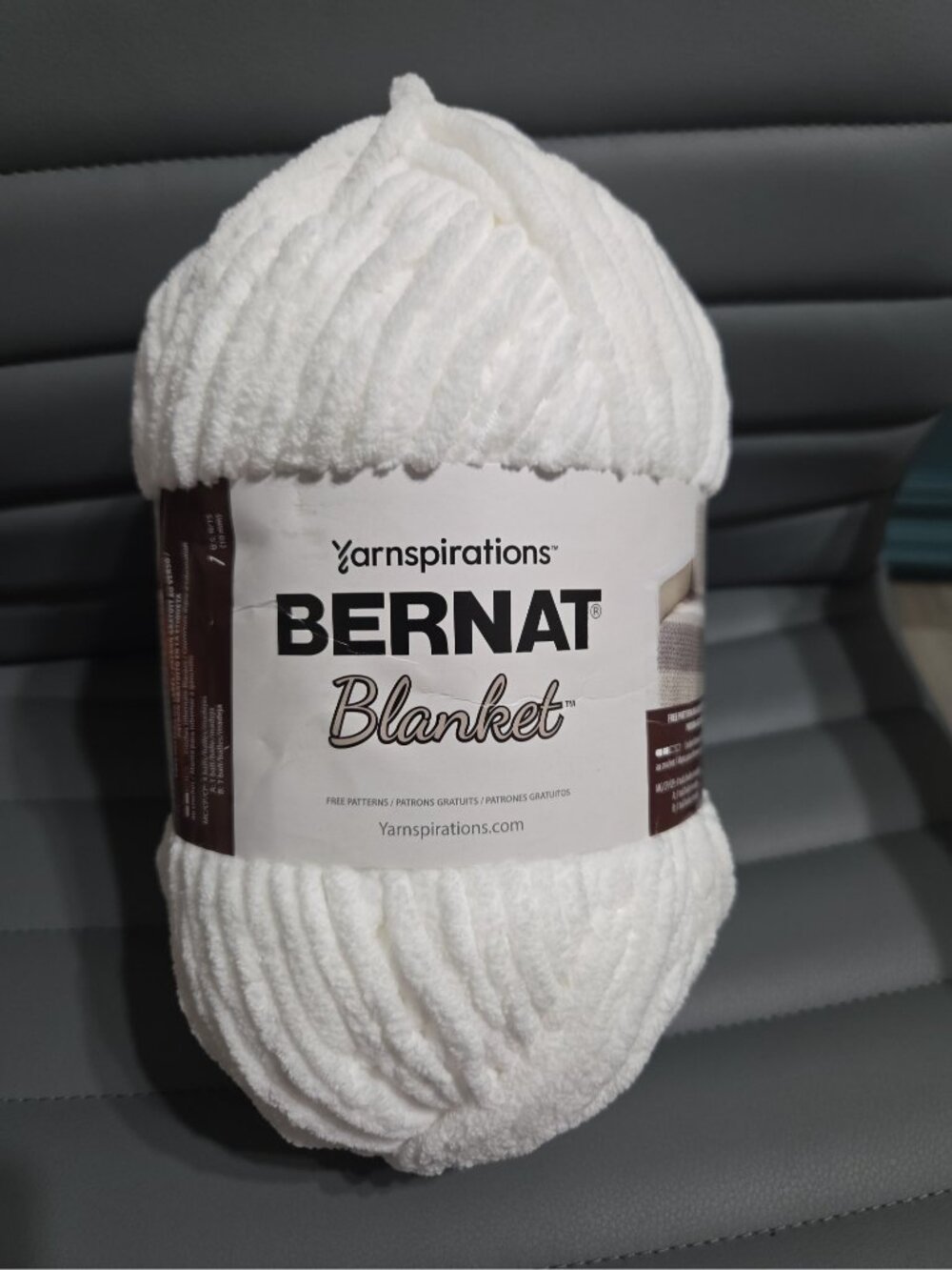 Bernat Blanket Yarn 10.5 oz 300g 220 yds 100% Polyester White